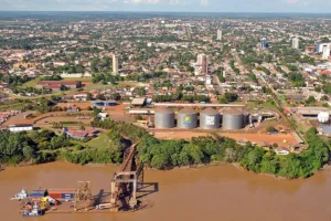 Vista aérea de Porto Velho com silos de grãos, área urbana e Rio Madeira