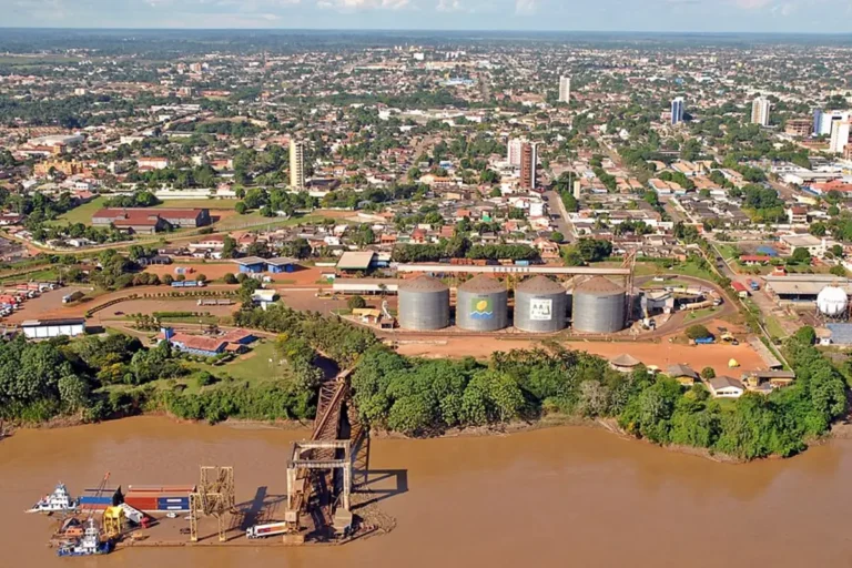 Vista aérea de Porto Velho com silos de grãos, área urbana e Rio Madeira