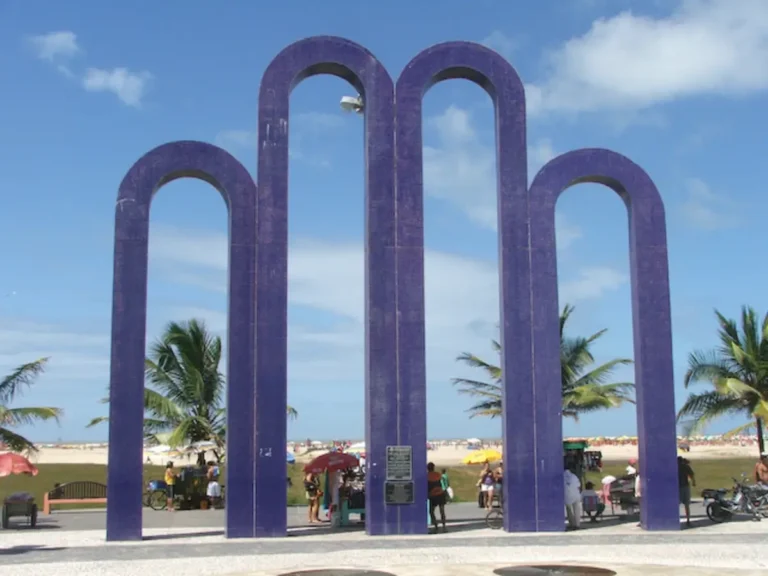 Monumento em forma de arcos roxos na Praça dos Arcos em Aracaju