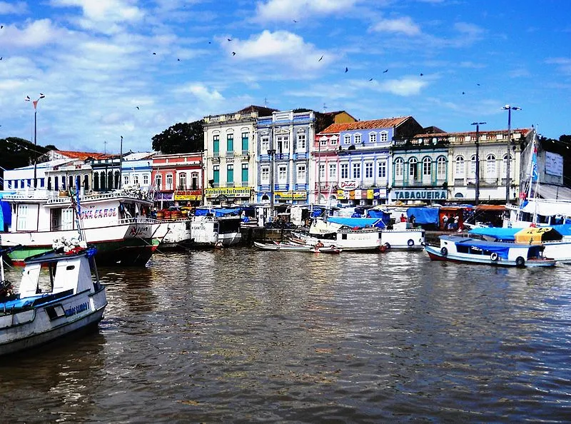 Fachadas coloridas e barcos na Praça Frei Caetano Brandão em Belém do Pará