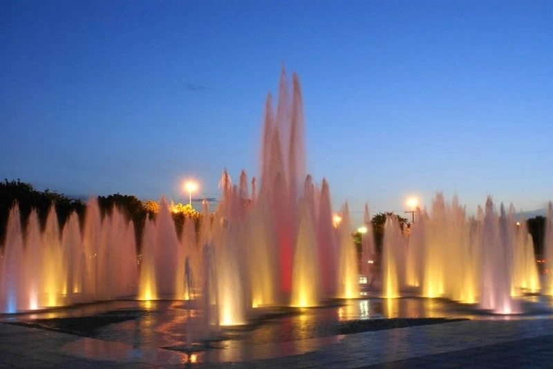 Chafariz iluminado à noite na Praça José Renato Adade em Boa Vista, Roraima.