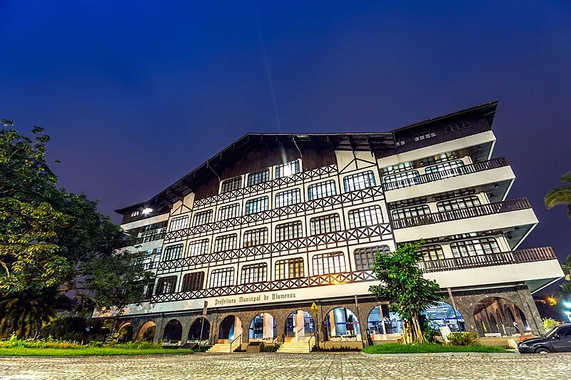 Fachada iluminada da Prefeitura Municipal de Blumenau à noite