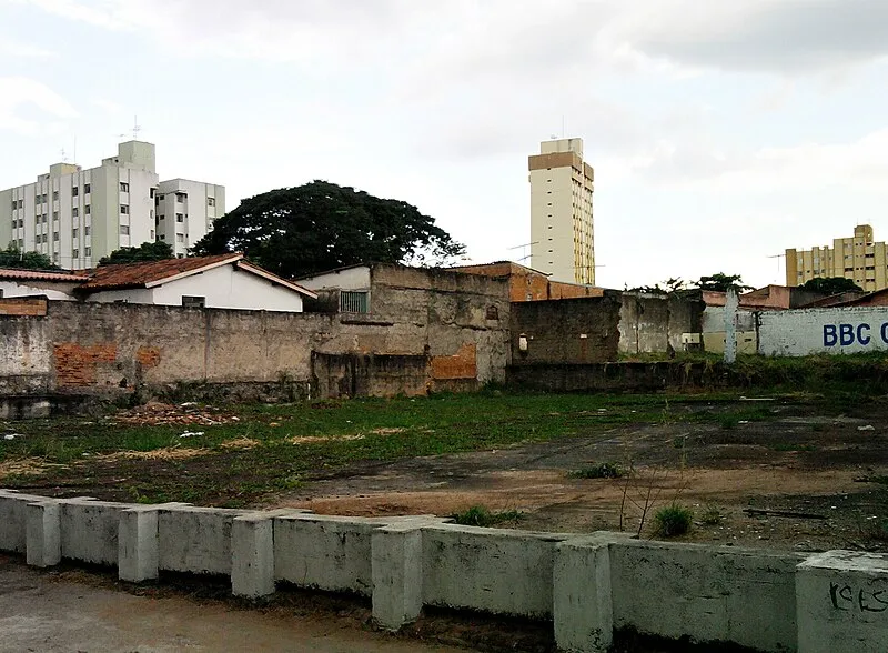 Vista de terreno baldio e muros antigos no Setor Leste Universitário em Goiânia