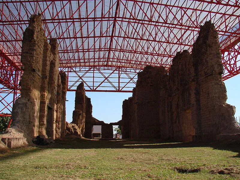 Ruínas da antiga igreja matriz de Vila Bela da Santíssima Trindade sob estrutura metálica de proteção