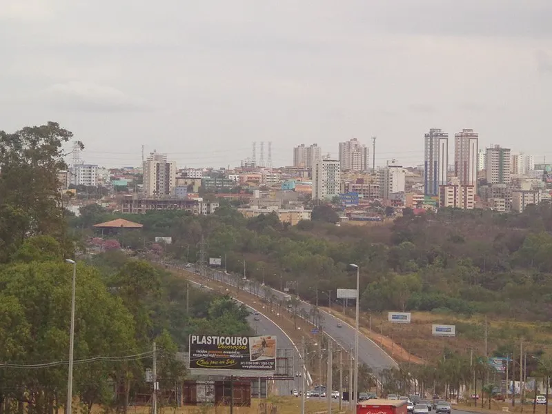 Vista da cidade de Samambaia com prédios altos ao fundo e avenida arborizada