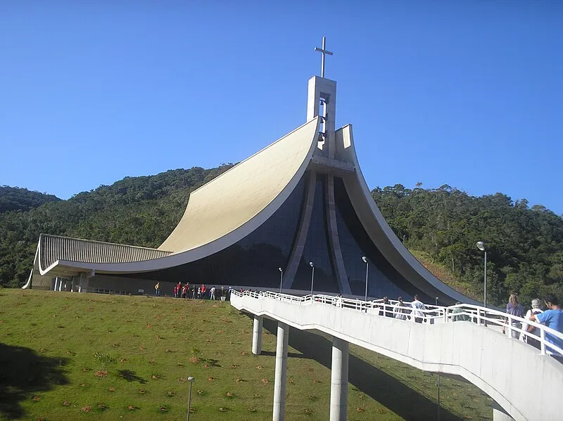Fachada moderna do Santuário de Santa Paulina em Nova Trento com fiéis na entrada