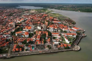 Vista aérea do centro histórico de São Luís com seus edifícios coloniais e o mar ao fundo