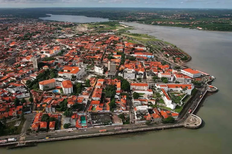 Vista aérea do centro histórico de São Luís com seus edifícios coloniais e o mar ao fundo