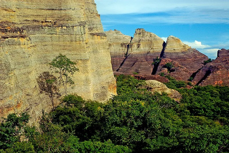 Formações rochosas da Serra da Capivara com vegetação ao redor no Piauí