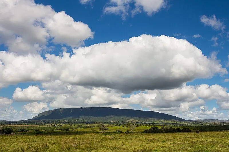 Vista panorâmica da Serra de Itabaiana em Sergipe com nuvens sobre o céu azul