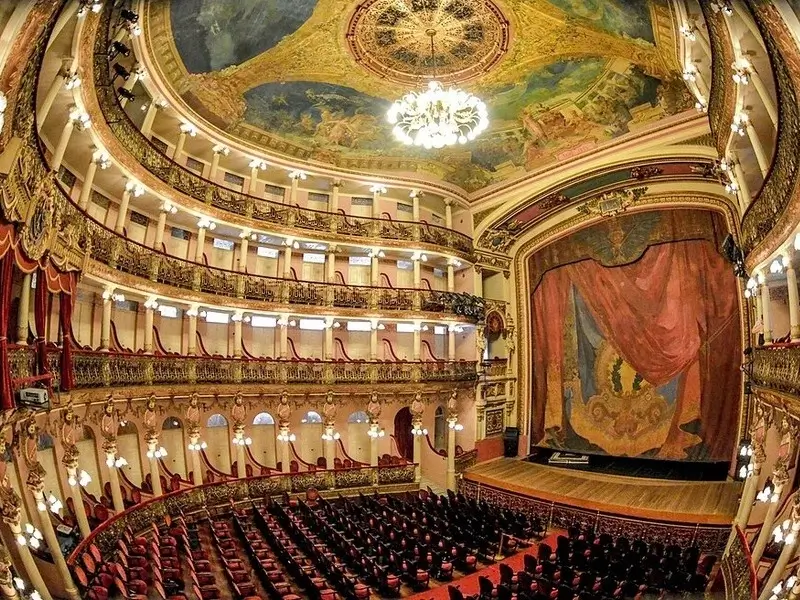 Interior do Teatro Amazonas em Manaus, com plateia, camarotes e teto pintado em estilo clássico.