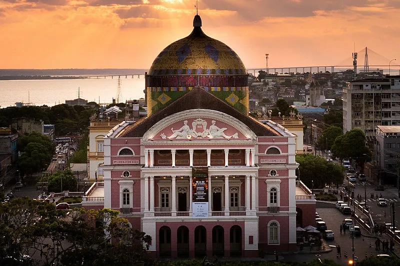 Fachada do Teatro Amazonas ao entardecer em Manaus, Amazonas