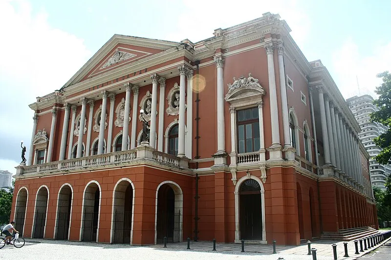 Fachada do Teatro da Paz em Belém, com colunas e esculturas ornamentais