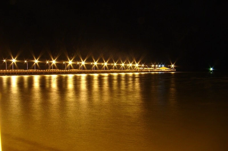 Trapiche Eliezer Levy iluminado à noite sobre o rio Amazonas em Macapá