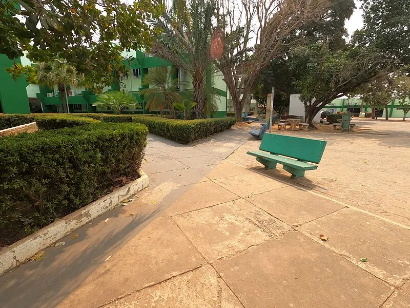 Campus da Universidade do Estado de Mato Grosso com bancos e jardins