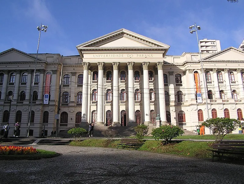 Fachada histórica da Universidade Federal do Paraná em Curitiba