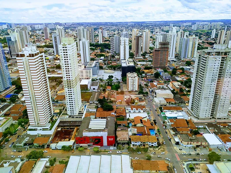 Vista aérea de Goiânia com prédios altos e áreas residenciais ao fundo