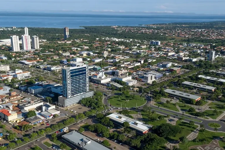 Vista aérea de Palmas, capital do Tocantins, com edifícios modernos e lago ao fundo