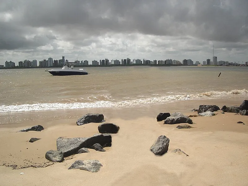 Vista panorâmica de Aracaju a partir da praia de Barra dos Coqueiros