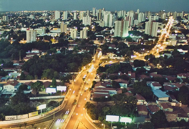 Vista aérea noturna da cidade de Teresina com prédios iluminados