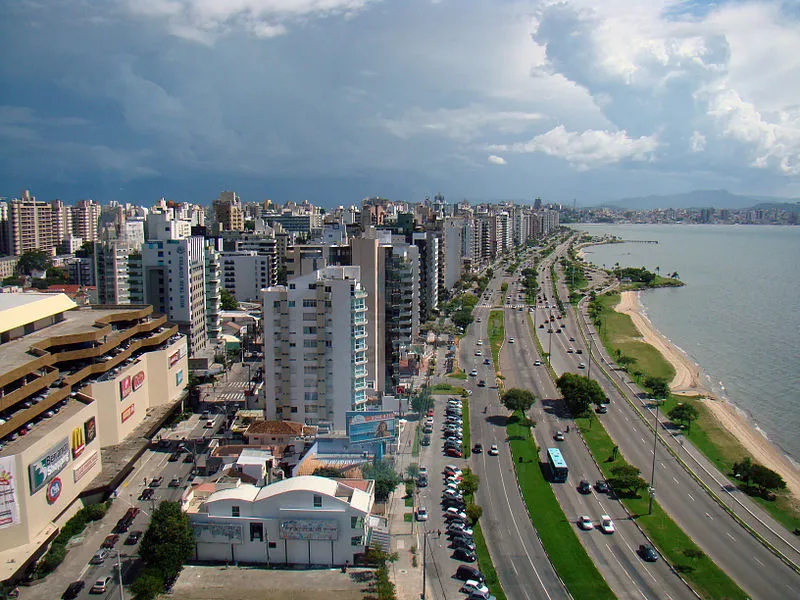 Vista aérea da Avenida Beira-Mar Norte em Florianópolis, Santa Catarina