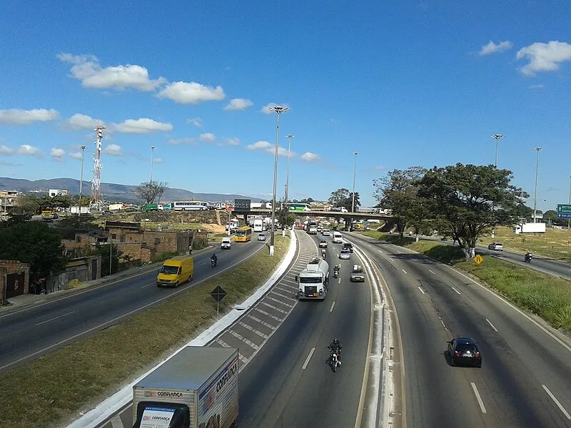 Vista do Anel Rodoviário em Belo Horizonte com tráfego de veículos sentido Rio de Janeiro