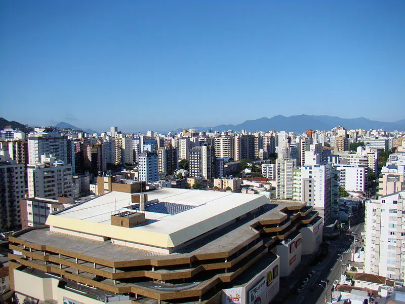 Vista aérea da Avenida Beira-Mar Norte em Florianópolis com prédios e centro comercial
