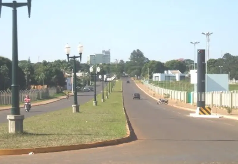 Avenida principal de Naviraí com postes de iluminação e pouco movimento