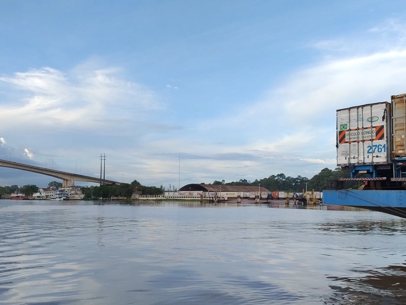 Caminhões sobre balsa chegando ao porto de Santana no Amapá
