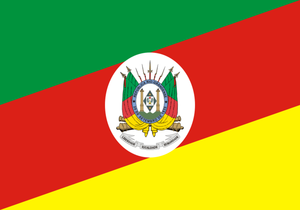 Bandeira do estado do Rio Grande do Sul com brasão no centro. Por Srfortes – Domínio público, via Wikimedia Commons