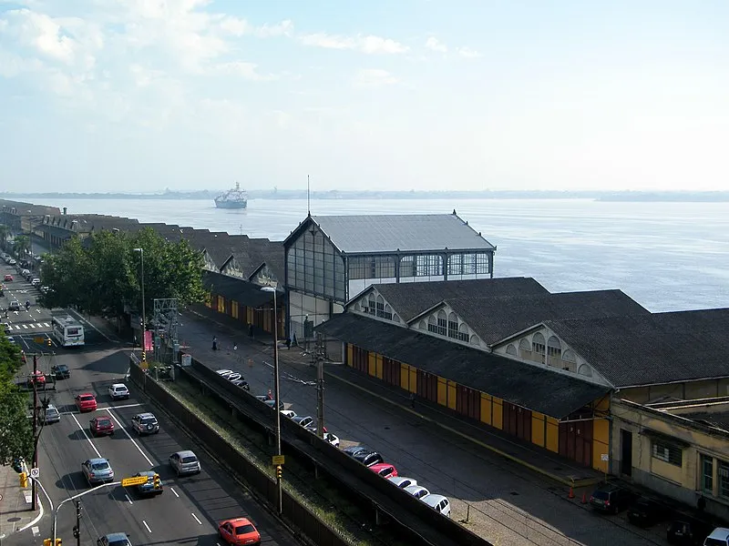 Vista do Cais do Porto de Porto Alegre com o Lago Guaíba ao fundo