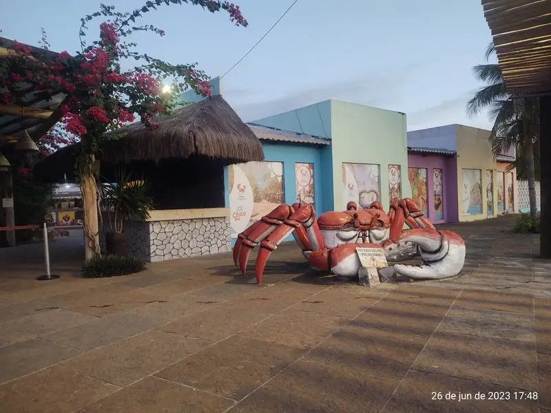 Escultura de caranguejo gigante em ponto turístico da Praia de Cumbuco, Caucaia
