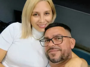 Casal sorrindo, autores do blog Casal na Estrada