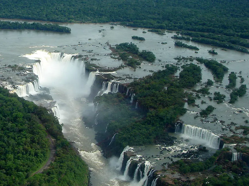 Vista aérea das Cataratas do Iguaçu no Parque Nacional do Iguaçu, Paraná