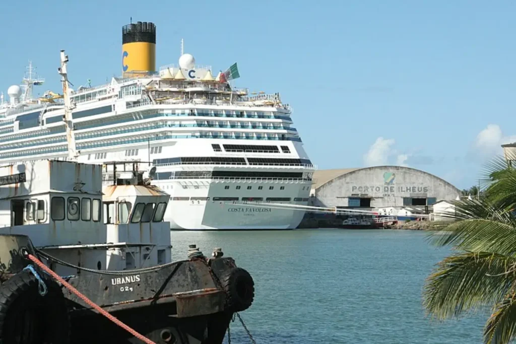 Navio Costa Favolosa atracado no Porto de Ilhéus, na Bahia. Por ElGreco(neu) – CC BY-SA 4.0, via Wikimedia Commons