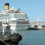 Navio Costa Favolosa atracado no Porto de Ilhéus, na Bahia. Por ElGreco(neu) – CC BY-SA 4.0, via Wikimedia Commons