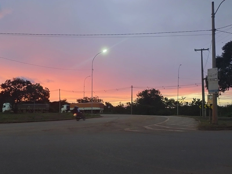 Trevo de saída de Santana para Macapá com céu colorido ao entardecer