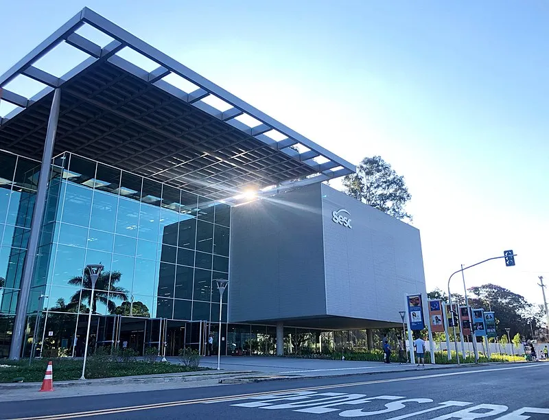 Entrada do SESC Guarulhos, moderno centro cultural e de lazer