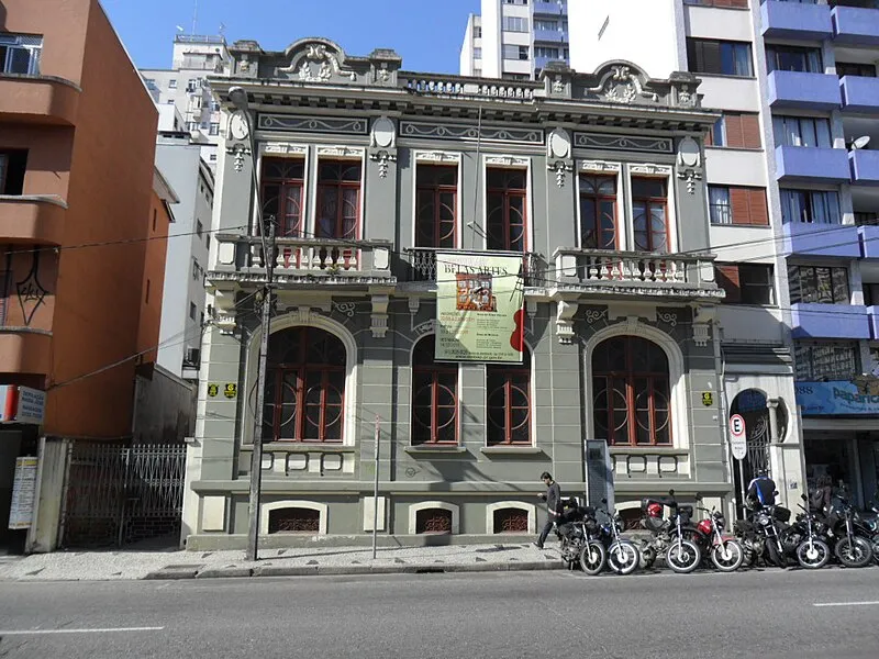 Fachada da Escola de Música e Belas Artes do Paraná em Curitiba