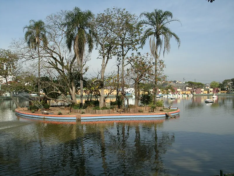 Ilha com árvores e coqueiros no Lago dos Patos, em Guarulhos