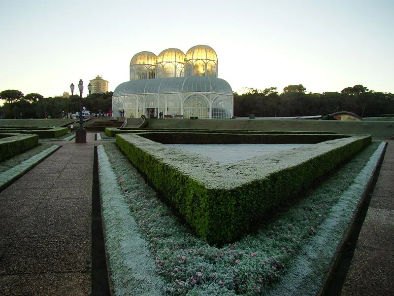 Jardim Botânico de Curitiba coberto por geada no inverno