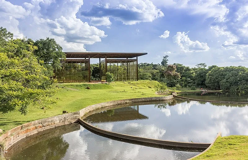 Vista do Jardim Botânico de Londrina com espelho d’água e vegetação ao fundo