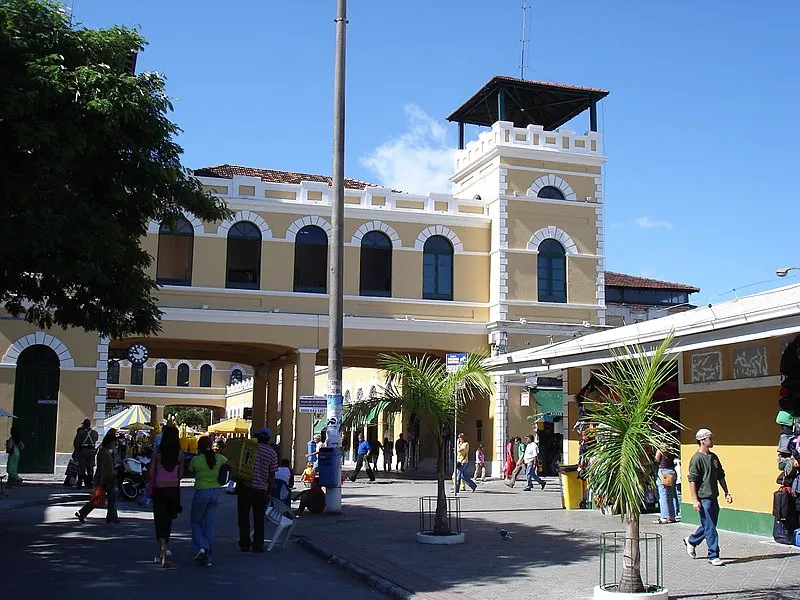Fachada do Mercado Público de Florianópolis com pessoas caminhando