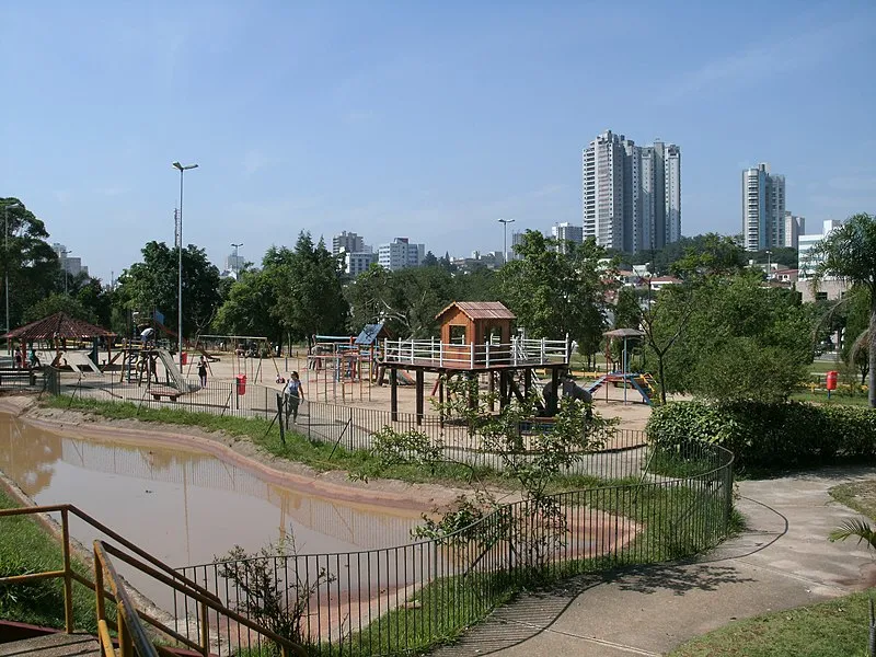 Parque Bosque Maia em Guarulhos com parquinho e prédios ao fundo