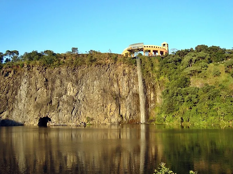 Vista do Parque Tanguá em Curitiba com cascata e mirante ao fundo