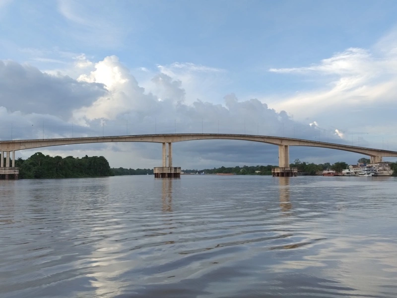 Ponte de chegada ao porto de Santana, com visão do rio Matapi e estrutura de transporte
