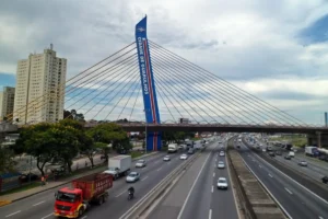 Ponte estaiada de Guarulhos sobre a Rodovia Presidente Dutra. Por Shaitan (BrunoRios Evangelista) – CC0 1.0 Universal (Domínio Público), via Wikimedia Commons