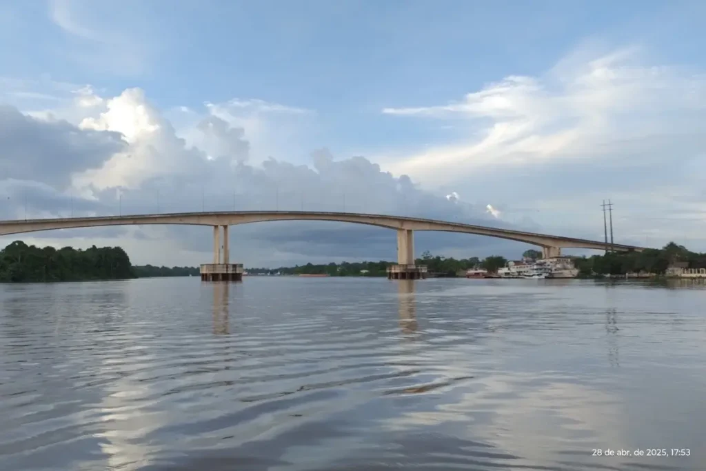Ponte sobre o rio Matapi na chegada ao porto de Santana, no Amapá