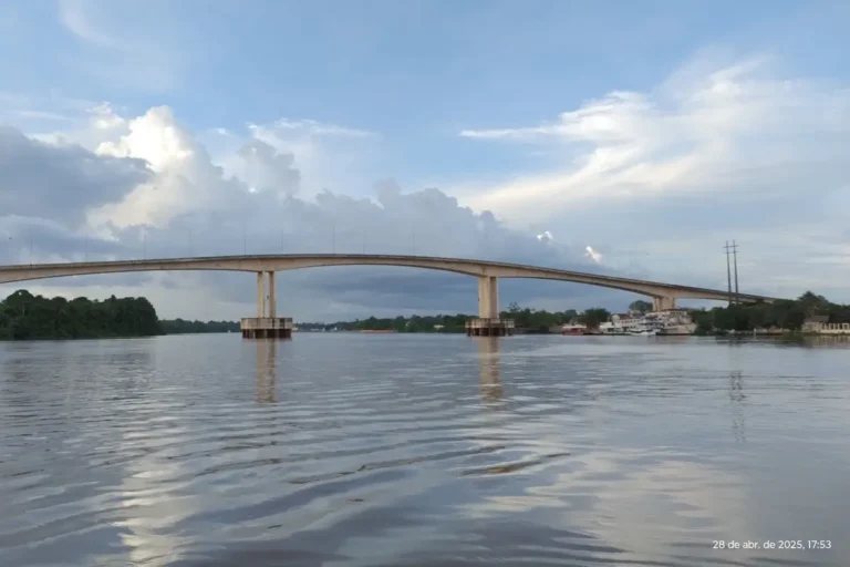 Ponte sobre o rio Matapi na chegada ao porto de Santana, no Amapá