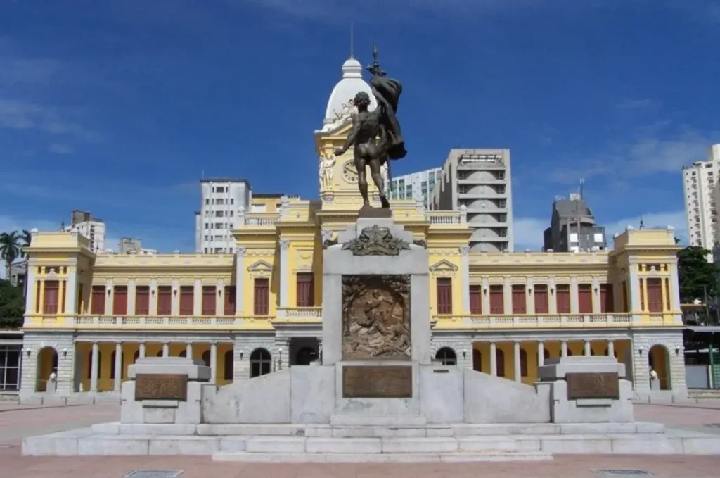 Monumento em frente à antiga Estação Central de Belo Horizonte. Por Bernardo Gouvêa – CC BY 3.0, via Wikimedia Commons